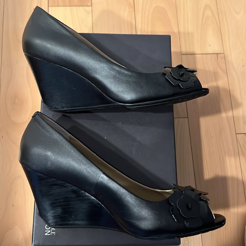 Kenneth Cole Reaction black wedge with peep toe flower detail - Picture 3 of 5
